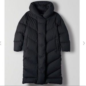 ARITZIA DUVET PUFFER COAT size Small in BLACK